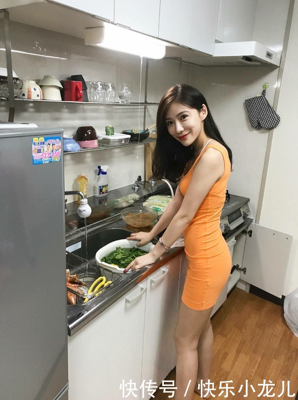  小姐姐|穿搭：小姐姐穿着白色连衣裙，很有青春范