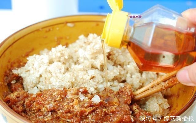 牛肉馅|跟着高级厨师做牛肉蒸饺,咬开皮儿满满都是汤汁儿,一吃就忘不了