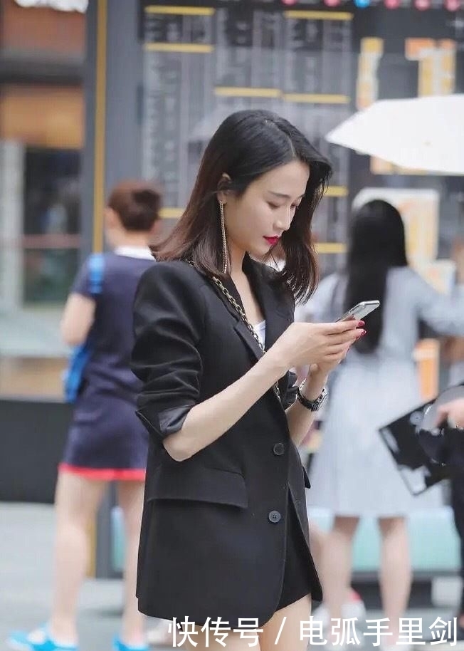  都值|街拍美女：等一个人好累，为了你一切都值！