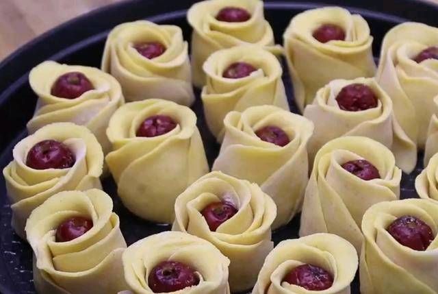 煮熟|做玉米粉最好的方法是把它煮熟,用大手擀,十分钟后煮熟。你吃得越多,越香