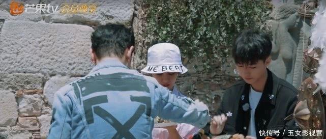 素质|王俊凯主动给杨紫夹菜,有谁注意杨紫的下意识反应?素质是装不出的