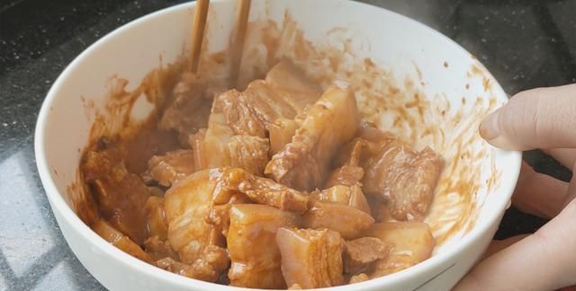 搅拌均匀|天凉了,教你一盘咸香好吃的懒人菜,饭菜一锅熟,营养下饭又省时