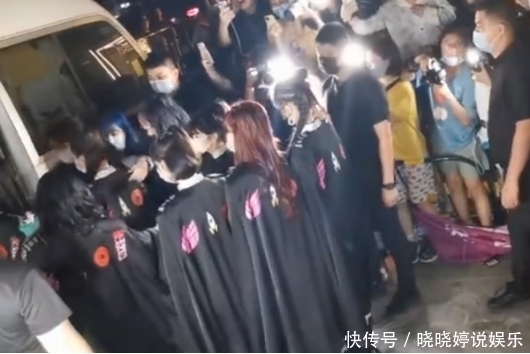  护送|火箭少女全员护送yamy上车，身上穿着实力抢镜，真的有必要这样吗？