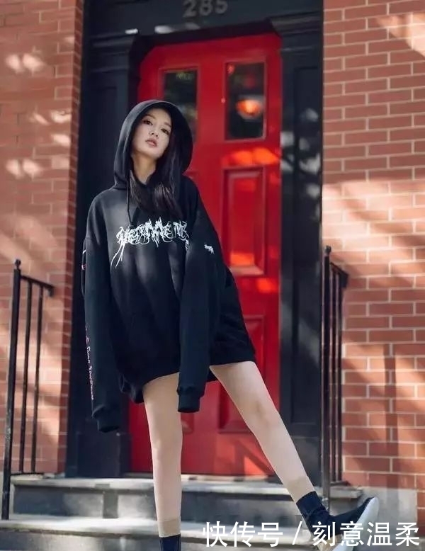 清新|被李沁甜到了！粉色卫衣配短裙清新又甜美，28岁美成了18岁少女