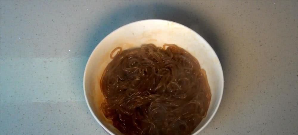 入味|豆芽炒粉条,地道家常菜,教你一个小技巧,豆芽入味,越嚼越香