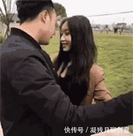 嫌弃|妹子，别光顾着臭美拍照了，瞧身后大哥嫌弃的表情，真是尴尬