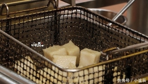  排到|藏身拐角巷弄，一家小破店，只卖两种吃的，排队都排到大街上去了