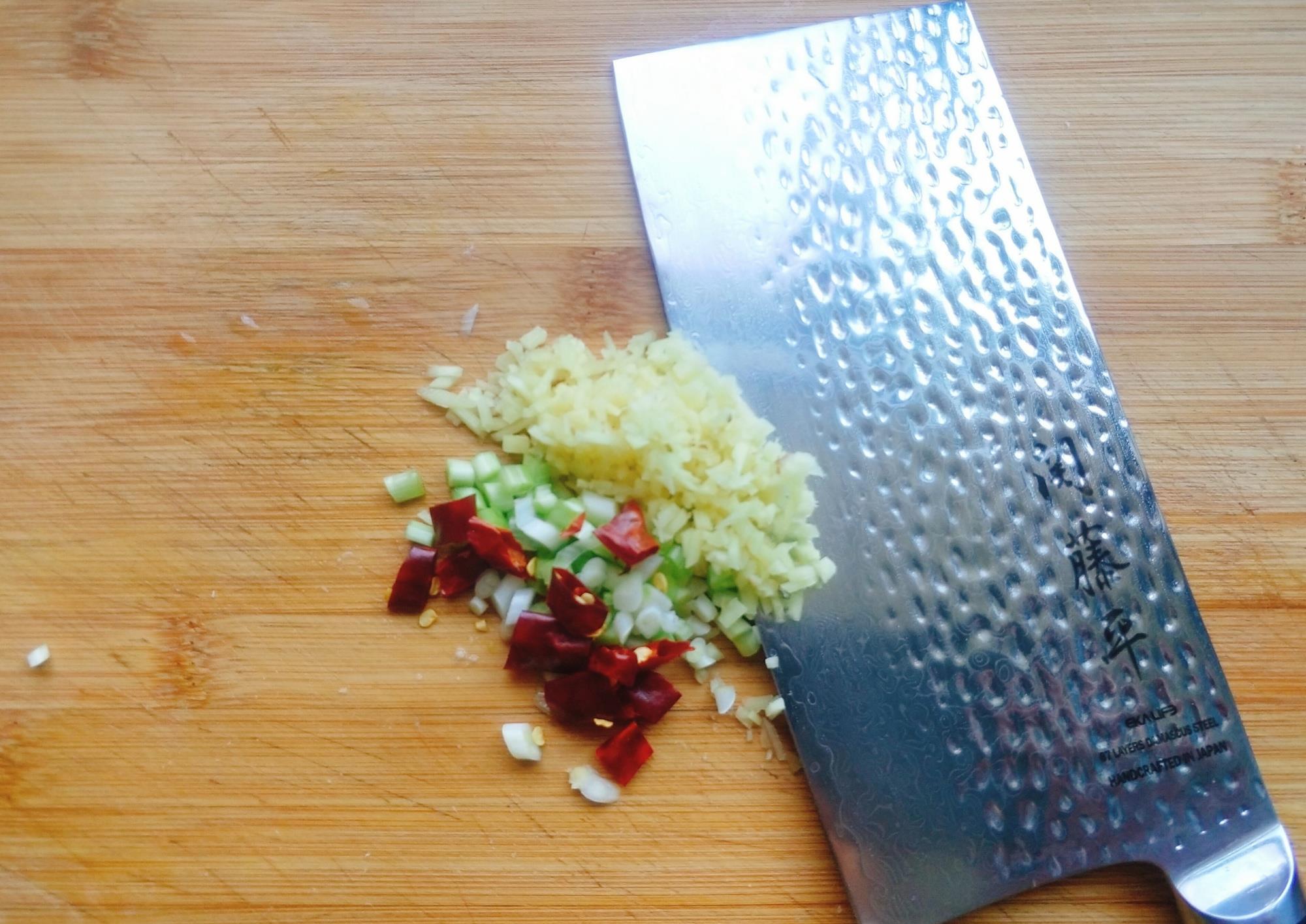  美味|鸡腿肉新吃法，外焦里嫩香辣过瘾，比烧烤还美味，配上啤酒真爽！