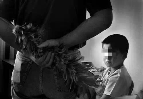 睡觉|6岁男孩因未洗漱睡觉，被妈妈踢死，易怒的父母有多可怕