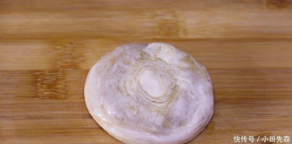 面粉|这是椒盐酥饼的做法，咸香可口，外皮超酥，轻轻一碰就掉渣