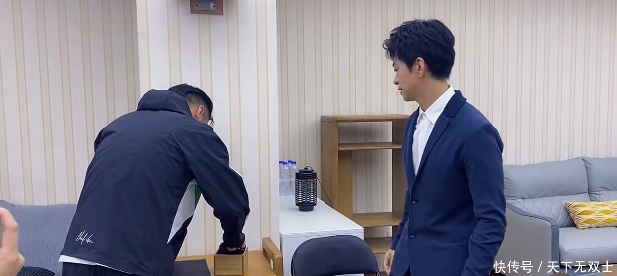  谢霆锋|谢霆锋过生日，李健送好礼，《中国好声音》节目组太暖心了