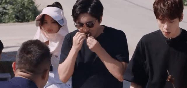  自觉性|大家都在吃羊肉串，谁注意杨超越悄悄在干啥？这才是偶像的自觉性