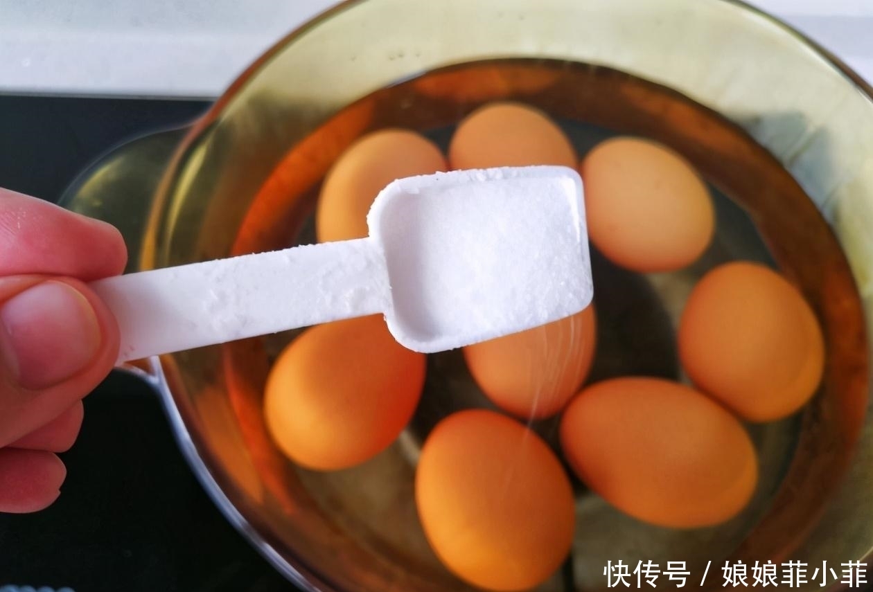 还好|煮鸡蛋,用清水煮是“外行”!多加2样,鲜嫩又入味,还好剥壳
