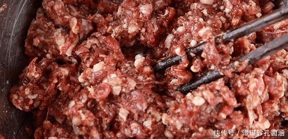 口感会更好|拌饺子馅时,有人放热油有人放香油,大厨都不对,不懂别乱放!