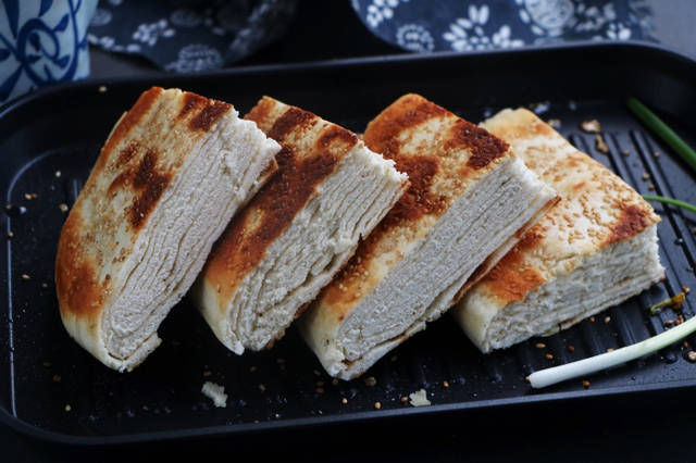 面食|夏天就馋这面食,一周要吃2回,外脆里软层次多,早餐上桌就光盘