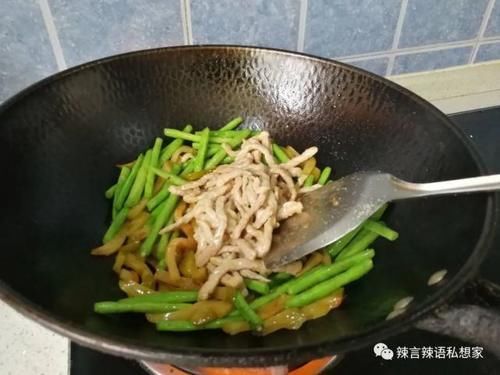 榨菜|油盐不进的豇豆要怎么炒好吃，配点肉丝、榨菜给它，鲜香又美味