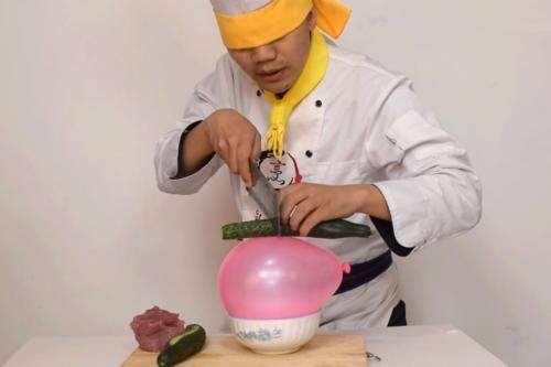 默默地|米其林厨师炫耀刀工,面包切88片,中国拉面师傅默默地拿起了牛肉