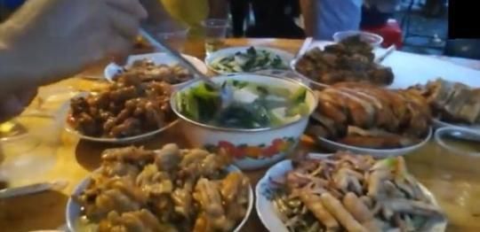 聚餐|聚餐时轮到农村同事,一半人都没来,看了朋友圈后,又都跑来了