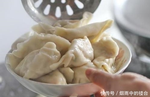 破皮|冻饺子别再水开下锅了,店老板:记住3点,饺子鲜嫩不破皮