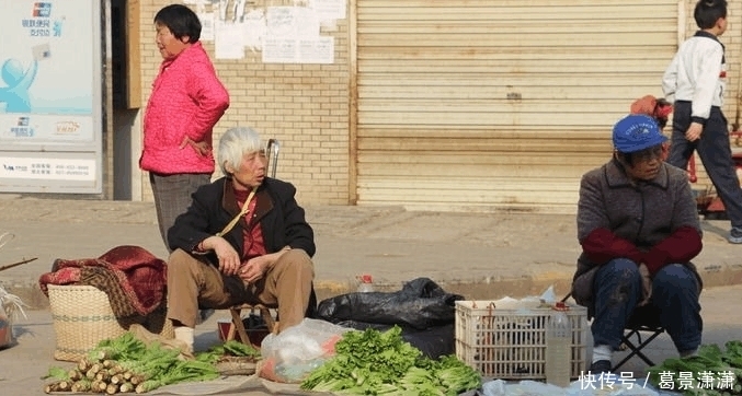 小伙子|老奶奶蹲在地上哭泣, 围观路人知道缘由后, 都要去打那位小伙子