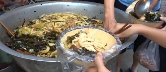 摆摊|大妈摆摊卖这种小吃,每位6元,吃完还能打包,看到真面目懵圈了