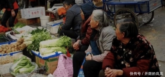 便宜|为何年轻人宁愿去超市买贵菜,也不愿意买路边老人的便宜菜?
