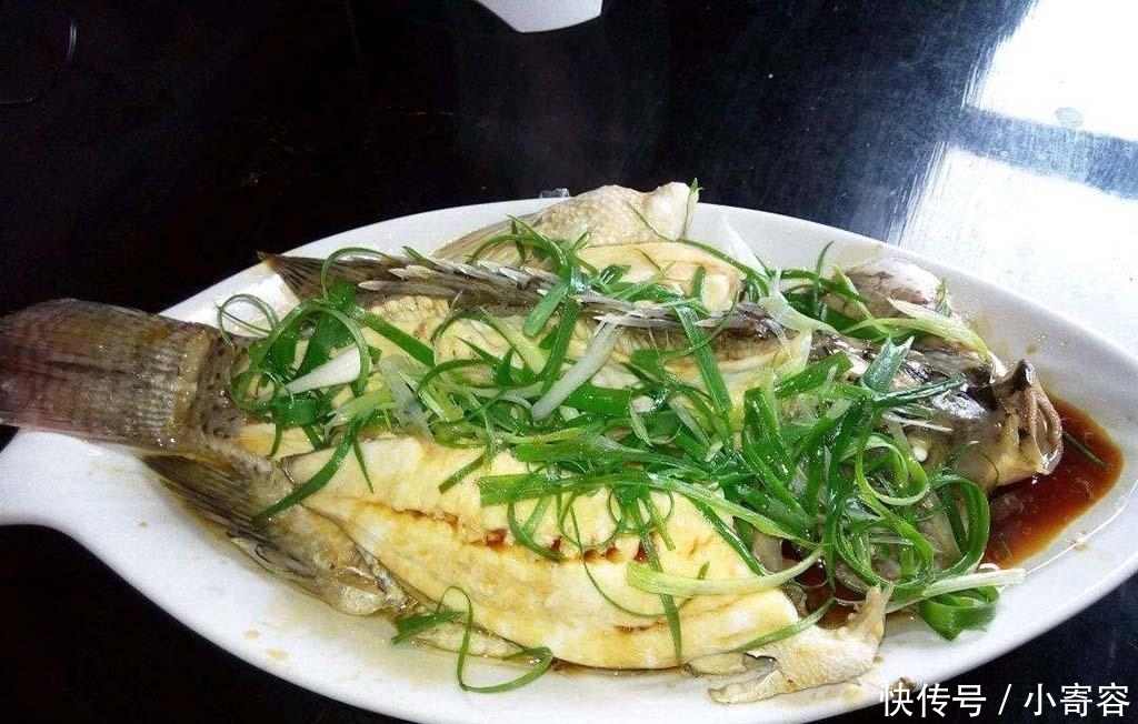 蒸鱼|鱼庄老板:不管蒸什么鱼,加一点“它”,鱼不仅没腥味,肉更鲜嫩