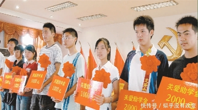 助学金|女大学生助学金被取消，因为用了“高端手机”，举报人谁能想到？