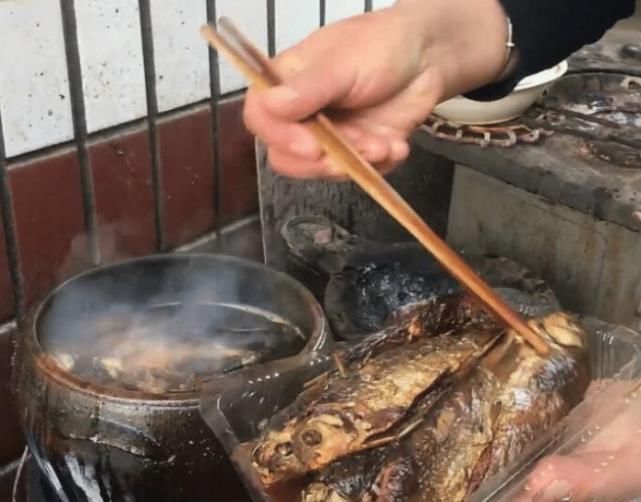 顾客|大婶街边卖“大碗鱼”,8元一条,30年不涨价,顾客百吃不厌