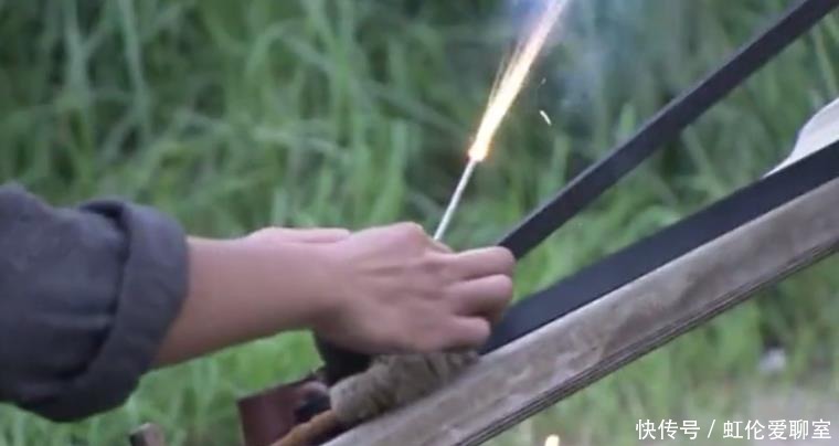 武器|抗日神剧再添新武器,竹筒火箭炮我忍了,鬼子竟然连人都看不到?