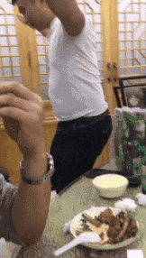 美女|搞笑GIF：美女直播吃辣椒，真是花样百出
