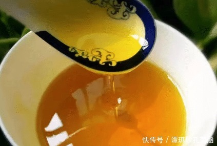 口感会更好|拌饺子馅时,有人放热油有人放香油,大厨都不对,不懂别乱放!