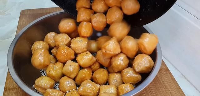  我家|我家面粉就爱这样做，加4个鸡蛋，做法比麻花简单，比油条都好吃