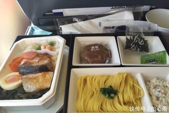 韩国|中国飞机餐VS国外飞机餐,看完印度的我,直接把手里餐“扔了”