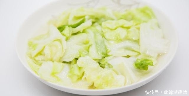 下锅|炒包菜时,最忌直接下锅,大厨教你正确方法,包菜脆嫩又入味