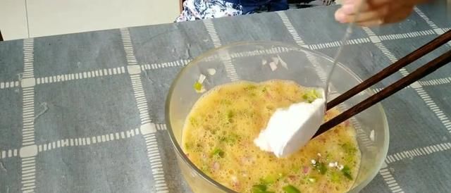 费劲|洋葱和鸡蛋做早餐饼,做法简单不费劲,味道也是不一般