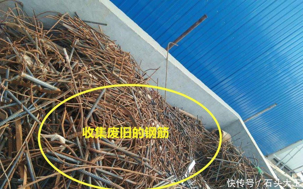 铺在水面|一堆废旧钢筋捆在一块,给院子池塘铺条小路,比打水泥铺红砖结实