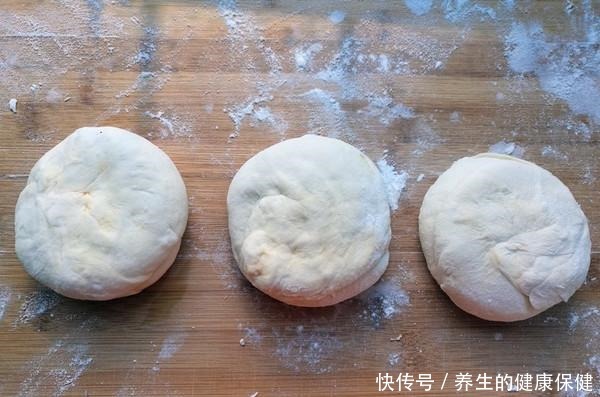 烙饼|烙饼总是发硬不起层牢记这一步,个个松软起层,比手抓饼好吃!