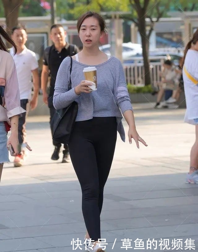 搭调|甜美的灰色大圆领设计,内搭白色吊带显露出来,让灰色不搭调