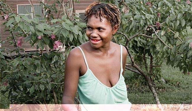  跟头|出差到外国一个小村落，村民冲我一笑，吓我一个跟头！