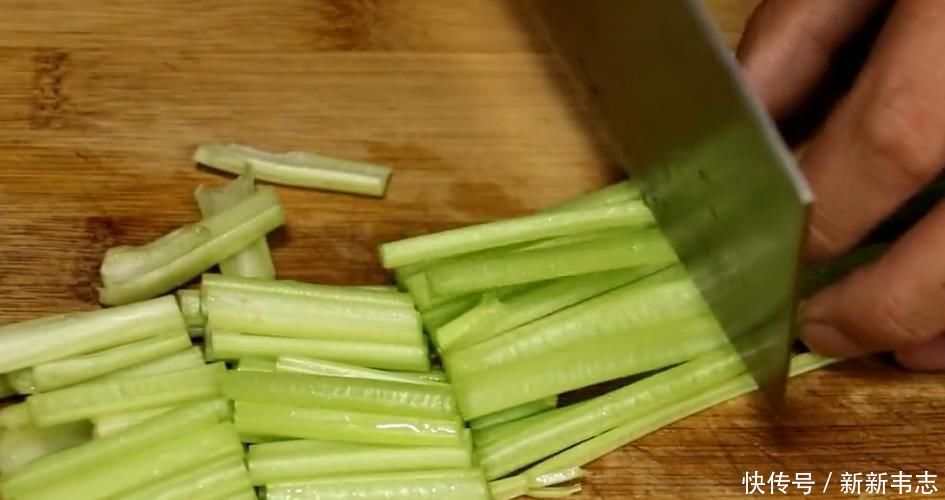 经典|经典家常菜“干煸鸡胸”,做法简单,香辣美味,开胃又下饭