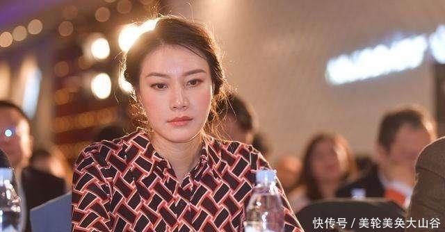 林丹|38岁谢杏芳当上总裁,穿着打扮变时尚,如今身材气质像少女