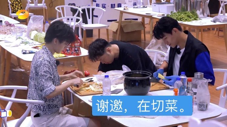 王俊凯|为准备800份盒饭:赵丽颖切菜切到手抖,王俊凯却是另一种画风