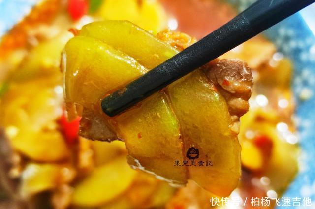 下饭|秋天,遇到此菜别错过,2块钱一斤,营养美味,炒肉吃很下饭