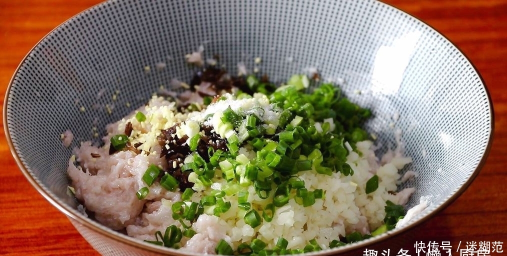 虾仁|豆腐皮别只会烧汤,配上虾仁和莲藕,做成小吃,口感很丰富