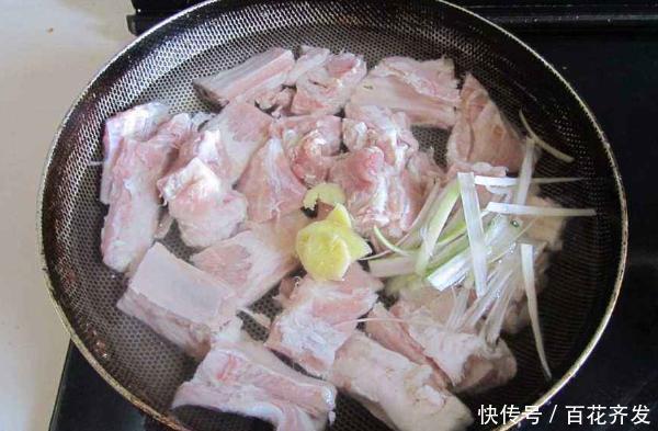 做法|为什么排骨焯水后又腥又柴看完大厨的做法才明白,原来水用错了