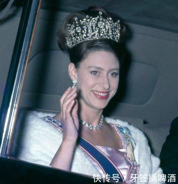 戴着|英女王妹妹的华美皇冠,各个价值连城,有一顶绿松石皇冠不知去向