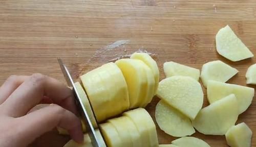  土豆|一个土豆，一碗面，简单一做，咬一口嘎嘣脆，做一次能吃半月不坏