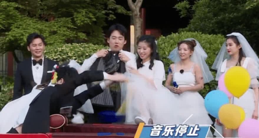 嘉宾|郭麒麟节目被郑恺扯掉裤子,嘉宾们哄笑,却有一人帮郭麒麟挡住