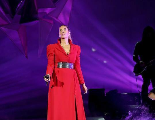  女人|真正时髦的女人，今夏都在穿“开叉长裙”，这优雅性感到骨子里